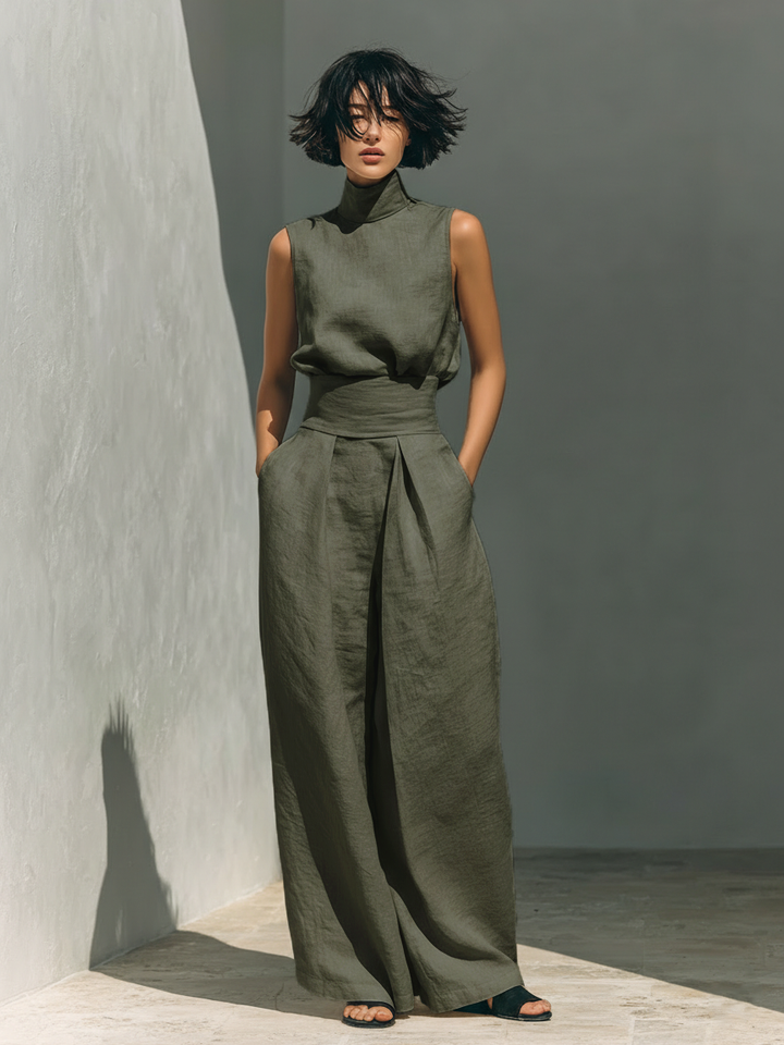 Emma | Sleeveless blouse and trousers in a cotton-linen blend.